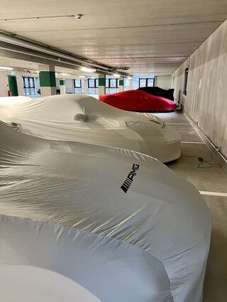 Die Luxusautos sind besonders verpackt.