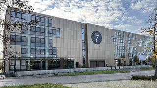 Von außen sieht das Gebäude aus wie ein modernes Bürohaus.