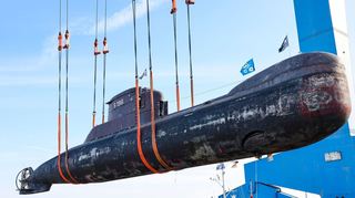 Das U-Boot wird in Kiel verladen.