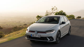 mid Groß-Gerau - Seine Ausnahmestellung unterstreicht das neue Sondermodell auch optisch: Typisch GTI sind die rot lackierten Bremssättel und Zierleisten, der Kühlergrill im Wabendesign und verchromte Abgasendrohre.
