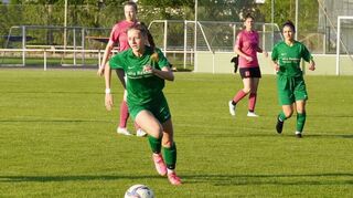 Emma Usler (am Ball) und Valeria Mangione erzielten die beiden Treffer beim 2:1-Sieg über den Tabellenführer TSV Neuenstein.