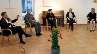 25 Jahre Obdachlosenhilfe mit dem Dieter-Weber-Fonds von Rotary Club und Caritas: Es diskutieren (v.l.) "MM"-Chefredakteur Karsten Kammholz, Huber Ogon, Monika Weber, Stefanie Paul und Dr. Hannah Boettcher-Schmidt.