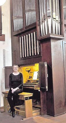 Kantorin Heike Ittmann an der Noeske-Orgel.