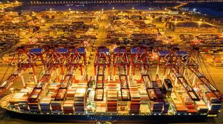 Containerschiff-Verladung in Shanghai. Aus China kommen viele Produkte, die online angeboten werden.