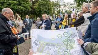 Beim Stadtrundgang werden Möglichkeiten einer Umgestaltung der Grünfläche Klipfelsau als Verbindungsglied zwischen Rheinuferpromenade und Innenstadt vorstellt. Hier OB Stefanie Seiler bei der Präsentation der Pläne.