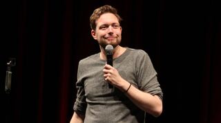 Früher molliges und gemobbtes Lehrerkind, heute erfolgreicher Comedian, Autor und Podcaster: Bastian Bielendorfer hat im Capitol viel zu erzählen.