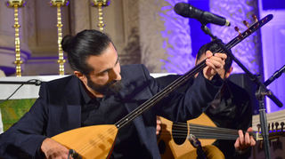 Fadhel Boubaker improvisiert als vielleicht einziger Oud-Spieler der Welt über westliche Harmonien.