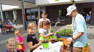 Die Kinder hatten viel Spaß bei der Pflanzaktion.