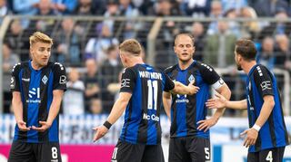 Fassungslos: Die SVW-Spieler Fridolin Wagner (von links nach rechts), Dominik Martinovic, Marcel Seegert und Adrian Malachowski im Gespräch.