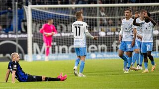 Waldhofs Mittelfeldspieler Thomas Pledl (links) ist bedient, die Münchner Löwen feiern dagegen einen gelungenen Abend. Der SV Waldhof kassierte an der Grünwalder Straße die dritte Liga-Niederlage in Folge.