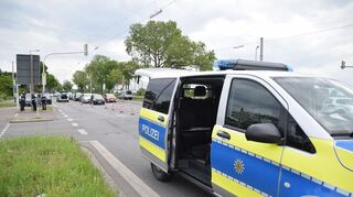 Schwerer Verkehrsunfall an der Kreuzung der B44 und der Lilienthalstraße in Mannheim-Sandhofen.