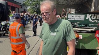 Konzentriert: Frieder Saam lenkte das U-Boot ins Technik Museum in Speyer.