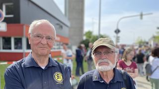 Victor Toyka (rechts) und Ullrich Späh schauen sich den Transport des U-Boots gemeinsam an. Die beiden gehörten als Berufssoldaten im Jahr 1973 zur ersten Besatzung des U-Boots U17.