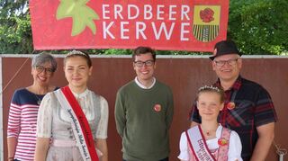Feiern zusammen: Ute Haas-Zanlonghi (v. l.), Stella Svenja I. sowie Marius Schmidt, Erdbeerprinzessin Sophie I. und Ortsvorsteher Oliver Schmitt.