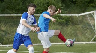 Lindenhofs Daniel Gonzalez (links8 versucht in dieser Szene vergeblich, gegen VfR-Akteur Lorenz Maassen an den Ball zu kommen.