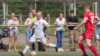 Bester Mann auf dem Platz: Riedrodes Doppeltorschütze René Salzmann (links) geht hier gleich gegen Büttelborns Eric Basser in den Zweikampf.