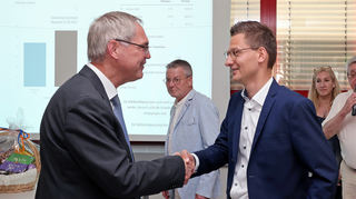 Andreas Metz gratuliert Thorsten Walther.