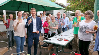 Nach dem klaren Sieg durch das Wahlergebnis feiert Thorsten Walther mit seiner Ehefrau Eva im Kreise der SPD im Vereinsheim der Spielvereinigung 03 Ilvesheim e.V.