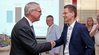 Ilvesheims Bürgermeister Andreas Metz (l.) gratuliert seinem Herausforderer und Nachfolger Thorsten Walther (SPD) zum klaren Sieg.