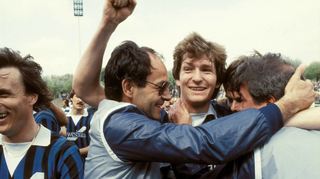 Eine Szene nach dem Aufstiegsspiel in Duisburg im Mai 1983: Der damalige Waldhof-Co-Trainer Klaus Sinn und der heutige Ehrenspielführer Roland Dickgießer feiern den großen Coup Bundesliga-Aufstieg.