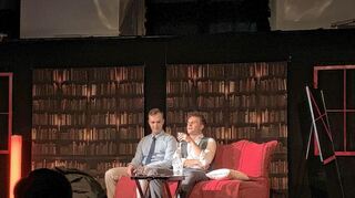 Felix Zimmermann (l.) als Nick und Erik Kovalík als George im Ehe-Drama „Wer hat Angst vor Virginia Woolf?“ von Edward Albee.