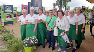 Die Wallstadter Landfrauen mit Sonja Leyghdt (2.v.l.) auf dem Landfrauenstand auf dem Spinelli-Gelände der Bundesgartenschau.