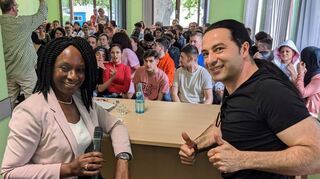 Bülent Ceylan hatte sichtlich Spaß beim Live-Talk mit Schulamtsdirektorin und Autorin Florence Brokowski-Shekete in der Mensa der Werkrealschule.