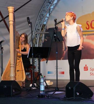 Fabienne Partsch (l.) und Megan Hill (r.) bilden mit Walter Helbig ein Trio.