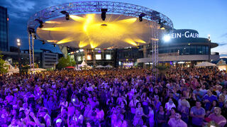 Der Platz der Deutschen Einheit war beim ersten Rheinuferfest 2022 gerappelt voll.