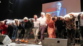 SPD-Oberbürgermeisterkandidat Thorsten Riehle (Mitte) wird von seinen Unterstützern im Capitol gefeiert.