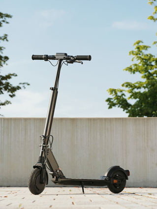 mid Groß-Gerau - Für die Mobilität auf der sogenannten "letzten Meile" kommt mit dem Mercedes-AMG E-Scooter jetzt eine emissionsfreie Lösung auf den Markt.
