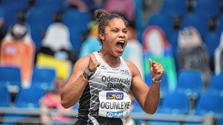 Yemisi Ogunleye in Aktion bei den Deutschen Meisterschaften 2021 (li.). Damals gewann sie zum zweiten Mal Bronze und stieß die Kugel erstmals über 18 Meter. „Das war emotional und befreiend“, erinnerte sich die 24-jährige Studentin beim Ehrungsabend der MTG Mannheim (re.) gerne an diesen Meilenstein.