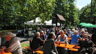 Die zahlreichen Besucher erfreuten sich an der Musik.