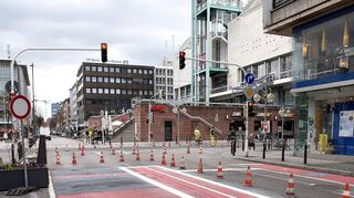 Ende März lief bereits der Rückbau: Damit war der Verkehrsversuch in der Innenstadt beendet und die Kunststraße wurde wieder für die Durchfahrt vorbereitet.