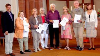 Das Kronenkreuz erhielten Danica Ivicek (2.v.l.), Erika Kalpin, Ilka Wagner, Helmuth Wittner, Judith Süß und Karlheinz Klein. Mit dabei waren Tobias Lauer (l.) und Ute Weber-Schäfer (r.) vom Diakonischen Werk.