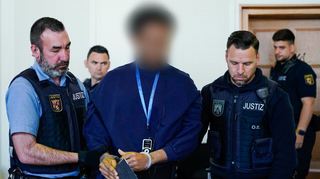 Liban M. wird am Mittwoch von Wachtmeistern in den Frankenthaler Gerichtssaal geführt.