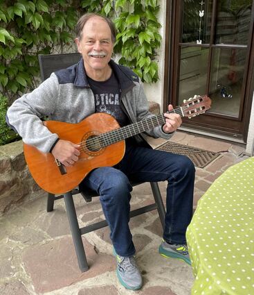 Wilfried Röhrig auf seiner Terrasse: „Musik ist mein Lebenselixier.“