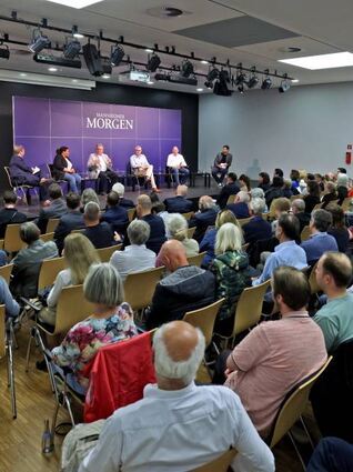 Etwa 200 Gäste waren in den Saal der Abendakademie gekommen.