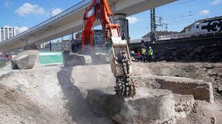 180 Zähne schlagen sich die Fundamente der alten Pilzhochstraße. Fünf Untergrundkonstruktionen müssen dem Neubau weichen.
