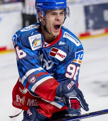 Wieder dabei: Die Adler Mannheim um Simon Thiel freuen sich auf die anstehende CHL-Saison.