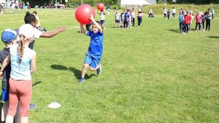 Starke Arme sind gefragt: Bei der Pezzistaffel musste der Gymnastikball über dem Kopf transportiert werden.