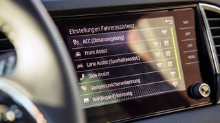 Die Zahl an Assistenzsystemen im Auto nimmt ständig zu.