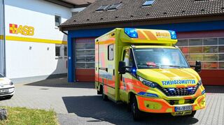 In Käfertal sind sie stationiert: Rettungswagen des Arbeiter-Samariter-Bunds (ASB). Ein Fahrzeug hat sich aber nun im Wald verfahren und hatte dann keinen Schlüssel für eine Schranke dabei.