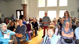 Ulrich Holl (stshend, Mitte) und Christine Gerner (stehend, r.) wollten wissen, ob sich die Geothermietechnologie in Bruchsal auf Mannheim übertragen lässt.