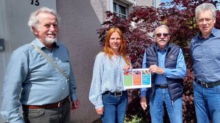 Johannes Haefele (r.) und Heiner Veltman (2.v.r.) überreichten die 750-Euro-Spende an Katja Folk. Mit dabei: Karl Hans Geil (l.).