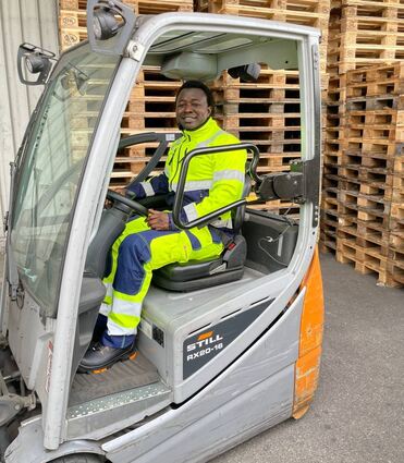 Die Arbeit macht Muhammad Sillah Spaß, besonders das Gabelstaplerfahren liebt er. Seit August 2022 arbeitet er bei DB Schenker im Mannheimer Stadtteil Rheinau.