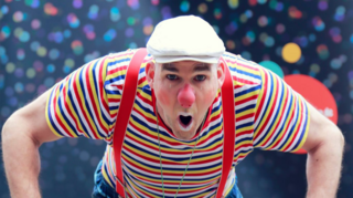 Clown Marco kommt auf die Freizeitwiese