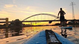 Der Neckar in Mannheim bietet perfekte Bedingungen für eine Feierabend-SUP-Tour.