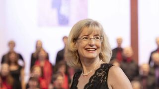 Heike Kiefner-Jesatko lehrt Musiktheorie und leitet zwei Chöre in Heidelberg.