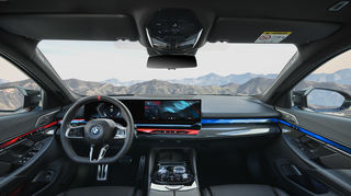 mid Groß-Gerau - Das Cockpit des neuen BMW 5er weist eine im Vergleich zum Vorgängermodell deutlich reduzierte Anzahl von Tasten und Reglern auf. Ermöglicht wird dies durch konsequente Digitalisierung.